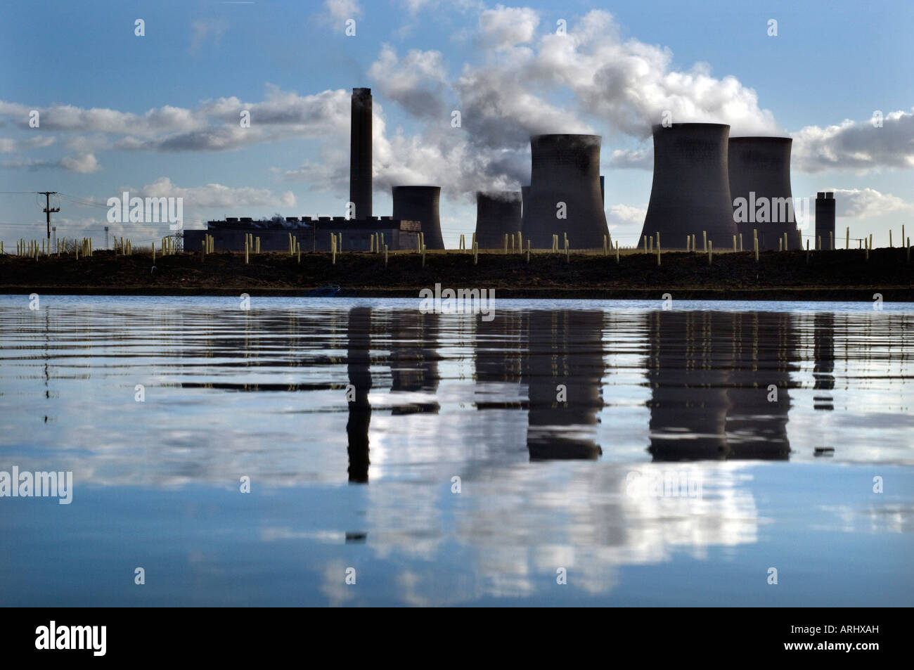Steigen Dampfwolken aus den Kühltürmen des dual Kohlekraftwerk und Didcot Gasturbinenkraftwerk Oxfordshire England UK Stockfoto