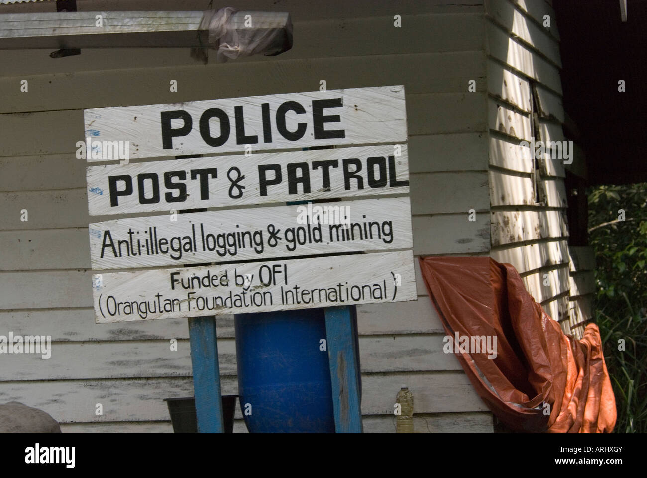 Polizei-Checkpoint, illegalen Holzeinschlag und Bergbau in Tanjung Puting Nationalpark, Indonesien, Borneo zu stoppen Stockfoto