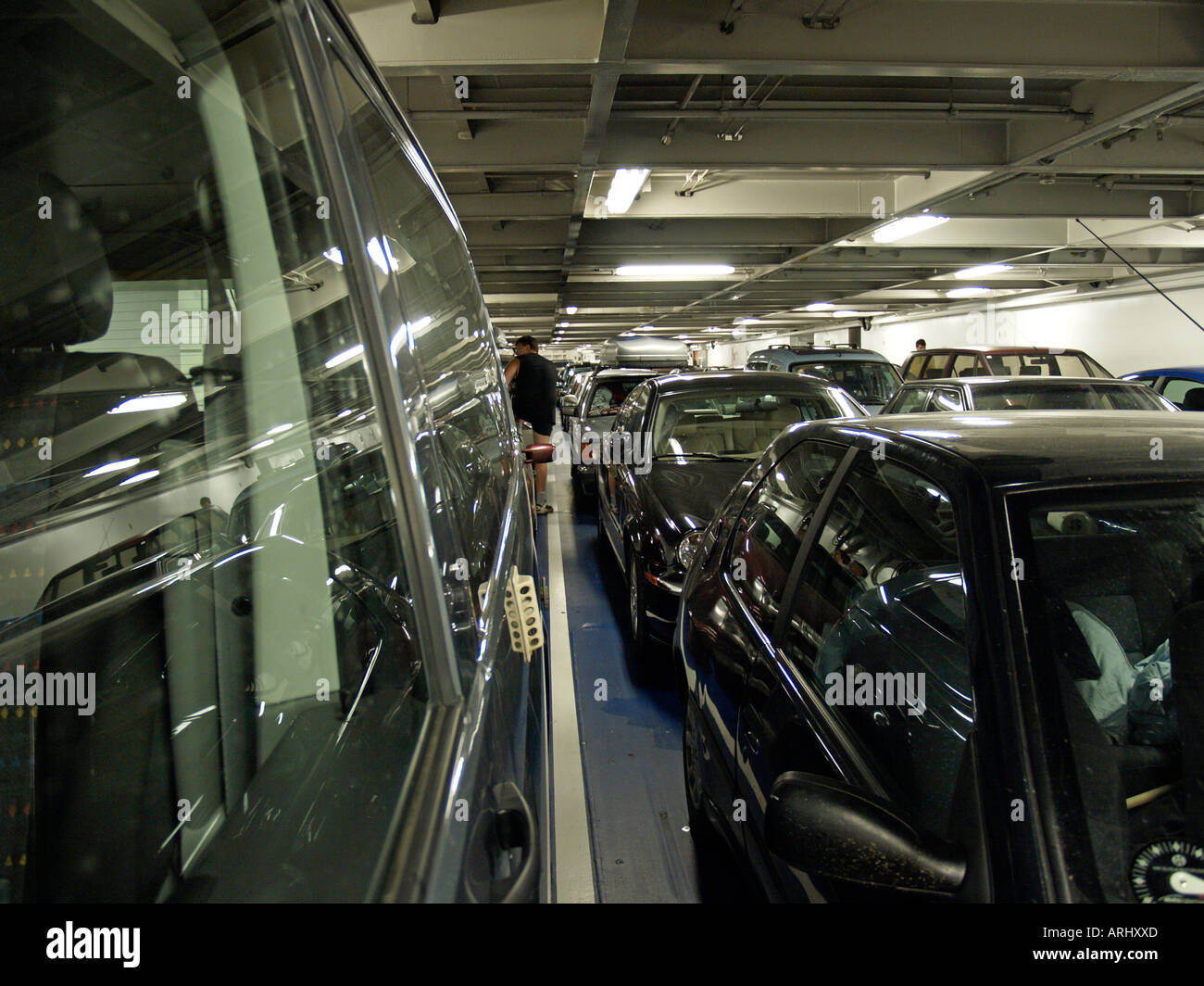 Linien der Autos auf dem Autodeck der Fähre Schiff von Puttgarden bis Roedby Dänemark Stockfoto