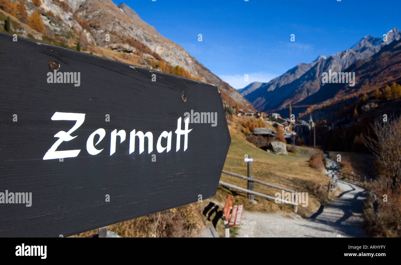 Wegweiser in Zermatt, Wallis, Schweiz Stockfoto