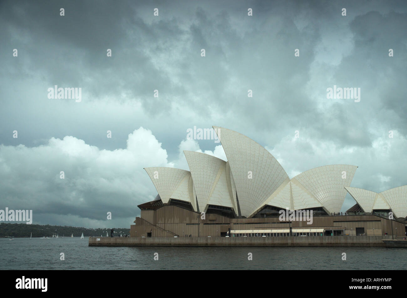 Sydney Opera House und Sturm zieht auf Stockfoto