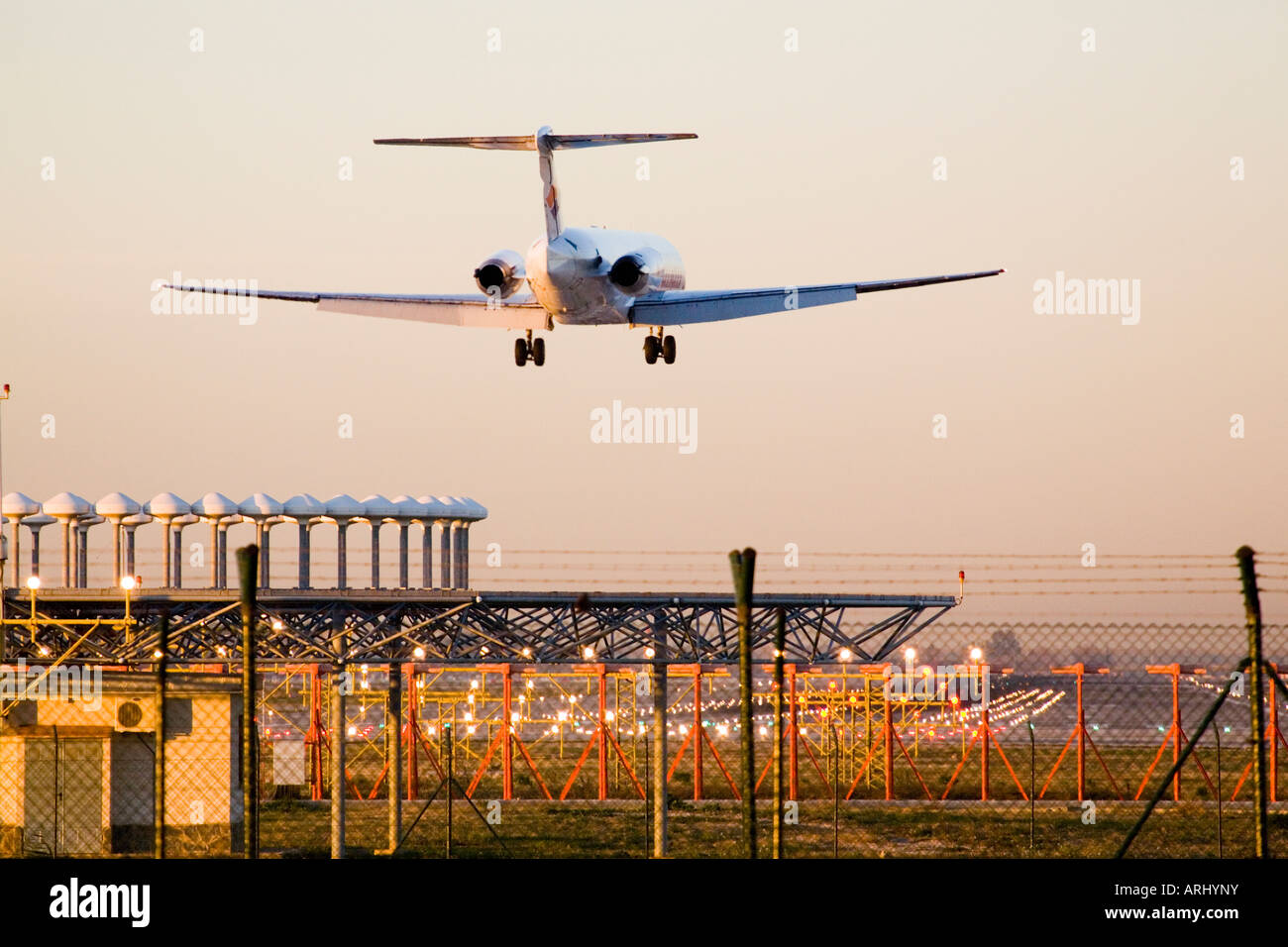 Flugzeug im Landeanflug auf den Flughafen el Prat in barcelona Stockfoto