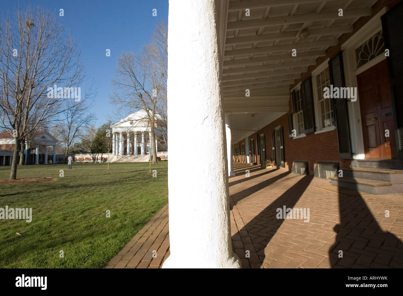 Am Nachmittag Schatten verteilt die Schlafsäle Zimmer entlang dem Rasen an der University of Virginia in Charlottesville, VA Stockfoto