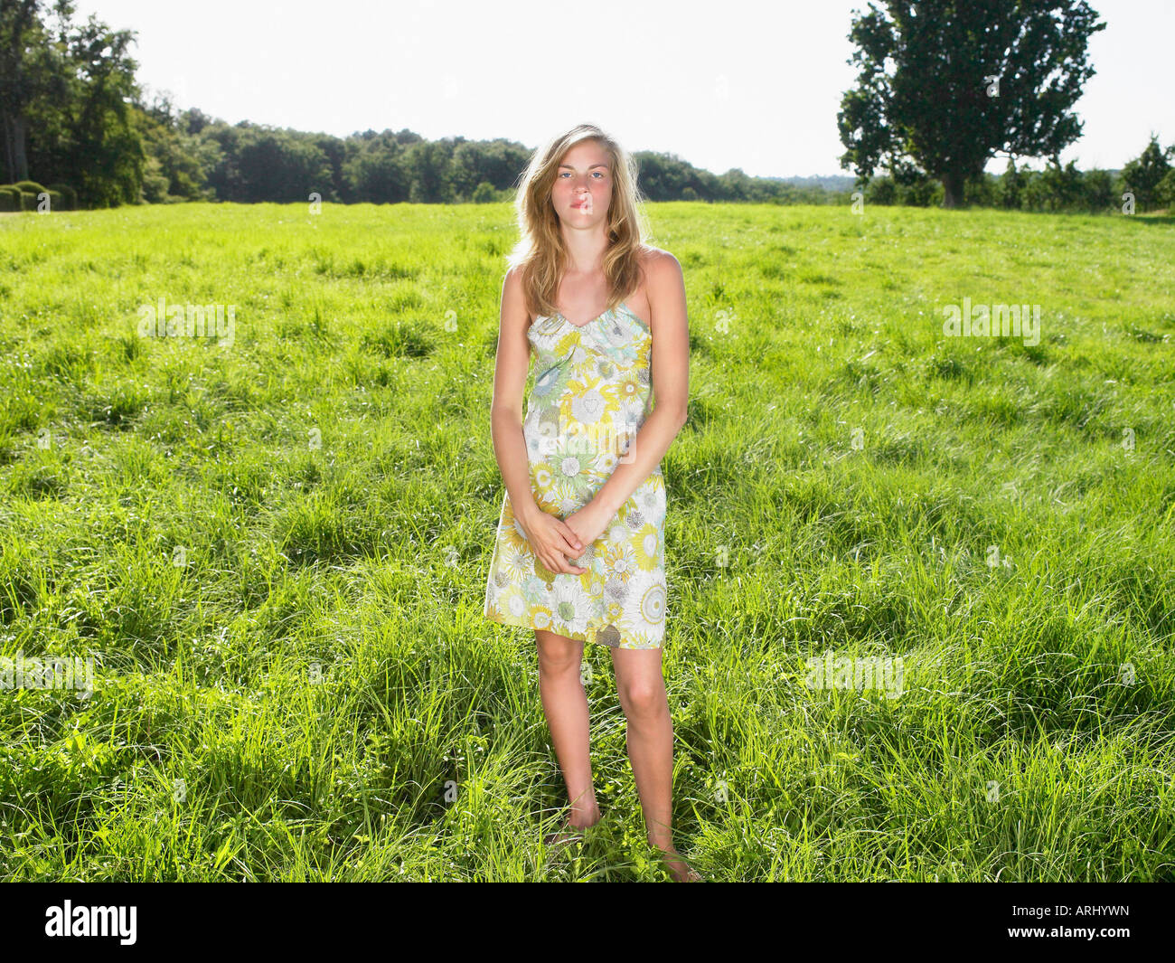 Junge Frau in einem Feld Stockfoto