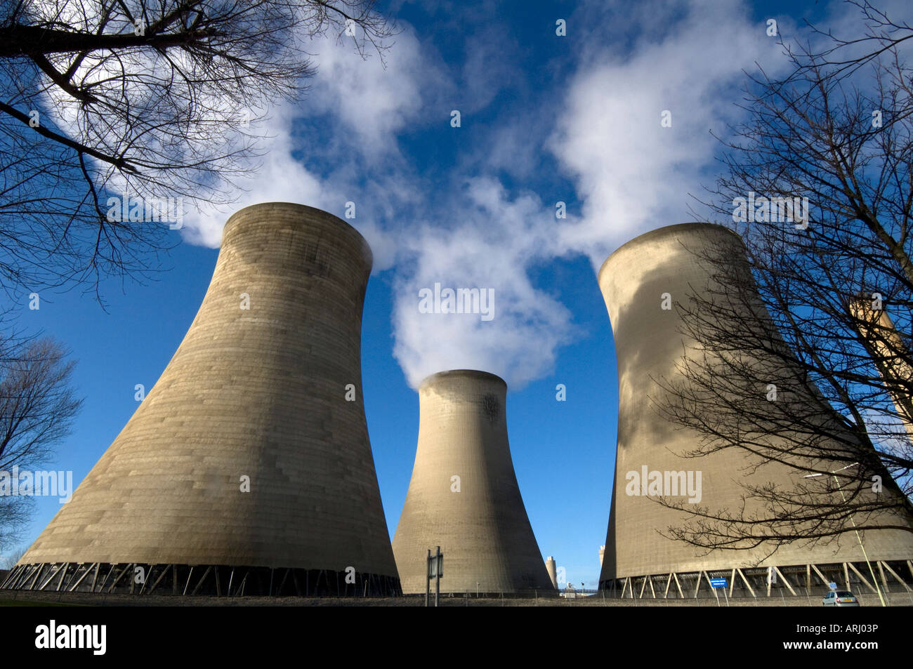Steigen Dampfwolken aus den Kühltürmen des dual Kohlekraftwerk und Didcot Gasturbinenkraftwerk Oxfordshire England UK Stockfoto
