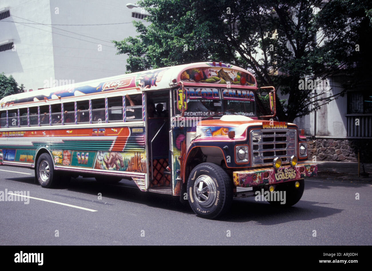 Knallig lackiert Linienbus oder Diablo Rojo auf einer Straße in Panama City, Panama Stockfoto
