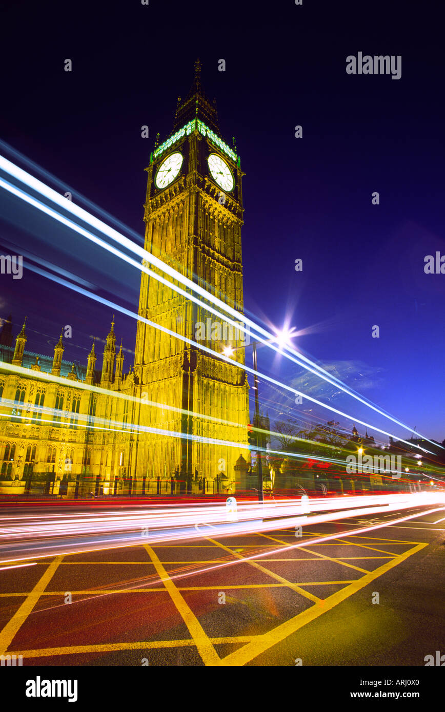 Abenddämmerung Verkehr Wege letzten Big Ben in London Stadt England UK dieses Foto 20. September 2006 erfolgte mit einer langen Belichtungszeit Stockfoto