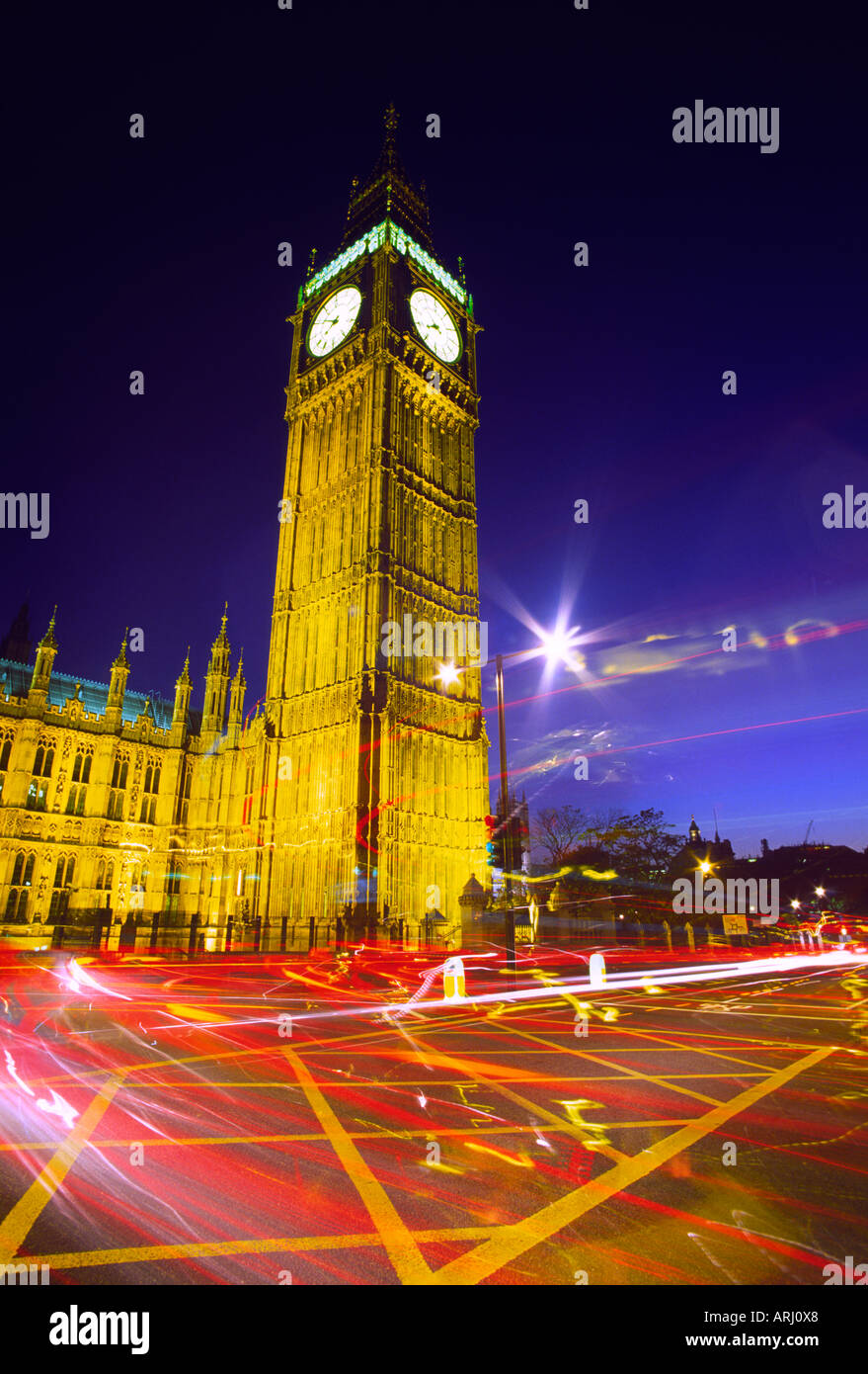 Abenddämmerung Verkehr Wege letzten Big Ben in London Stadt England UK dieses Foto 20. September 2006 erfolgte mit einer langen Belichtungszeit Stockfoto