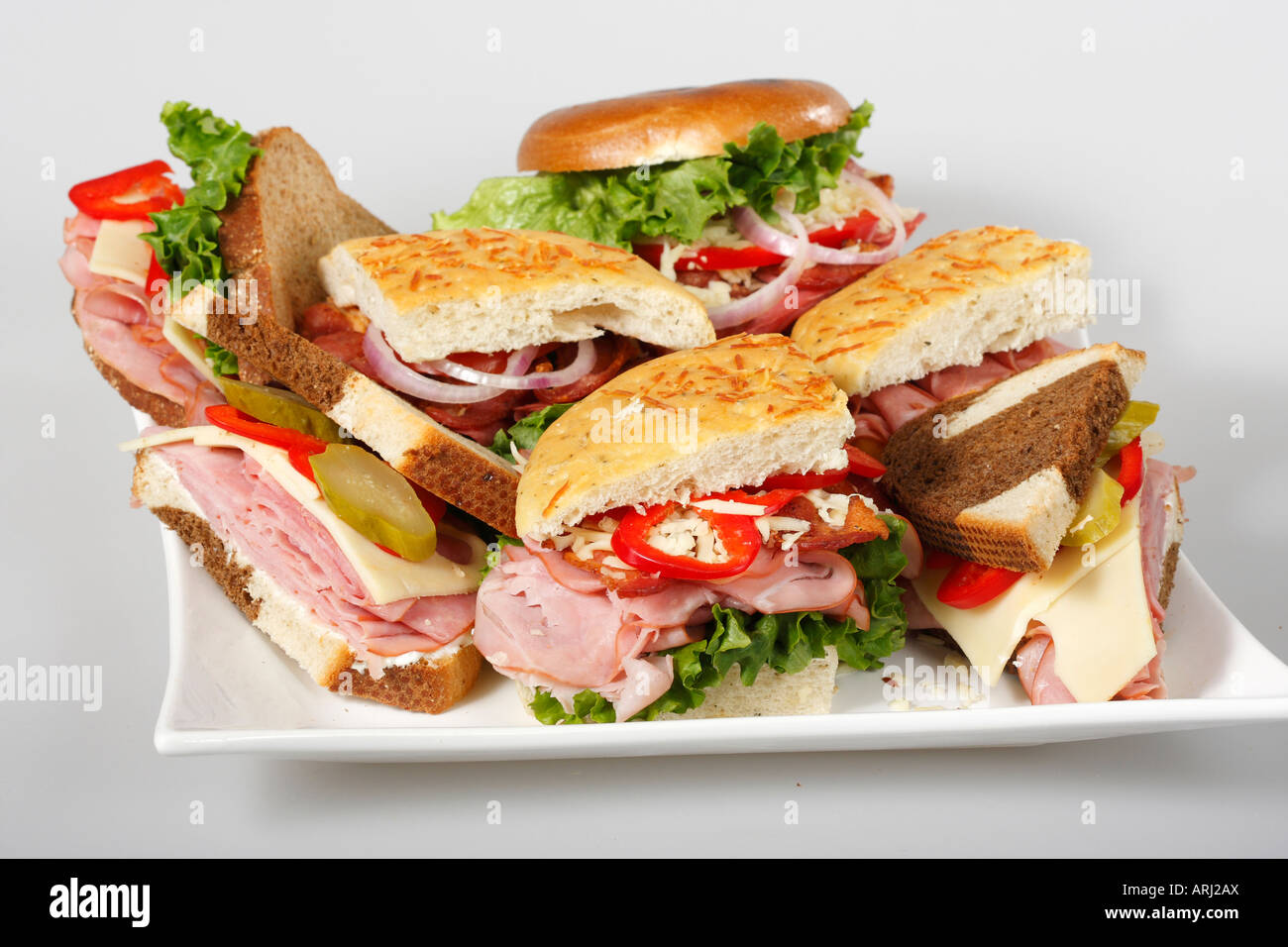 Ein Teller mit Focaccia-Brot-Sandwiches mit Gemüse auf einem Esstisch, isoliert ausgeschnitten, Ausverkauf für auf Alamy in den USA, US horizontal hochauflösend Stockfoto