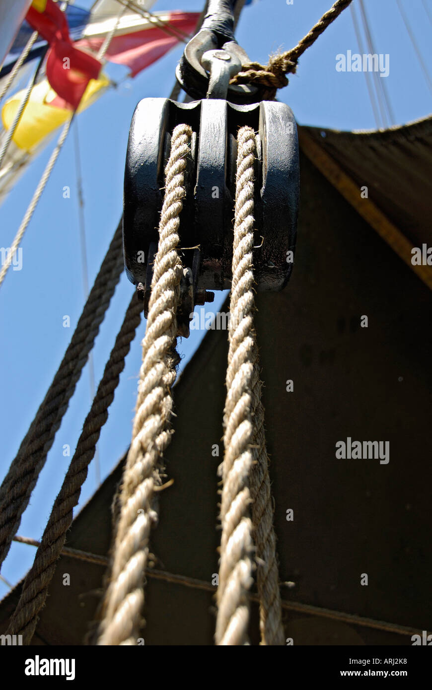 Seile Umlenkrollen sind weitgehend auf einem großen Segelschiff verwendet. Stockfoto