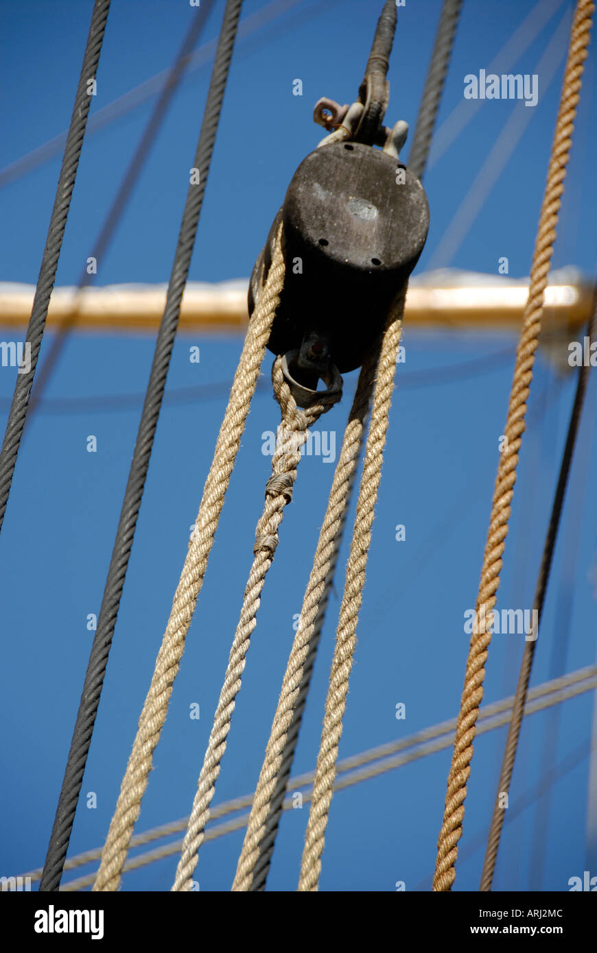 Seile Umlenkrollen sind weitgehend auf einem großen Segelschiff verwendet. Stockfoto