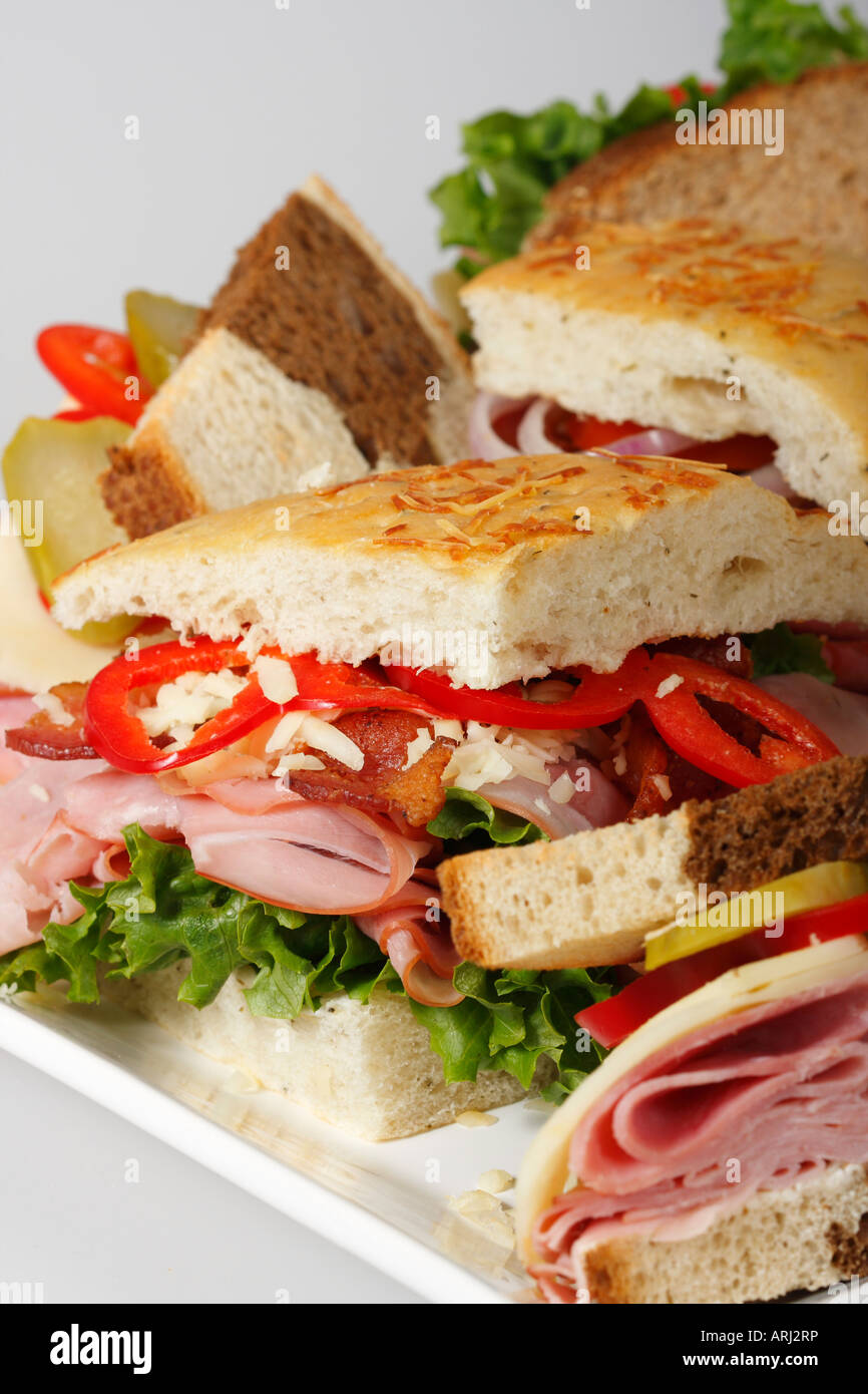 Querschnitt von Sandwiches Brot mit Schinkensalat Käse auf weißem ...