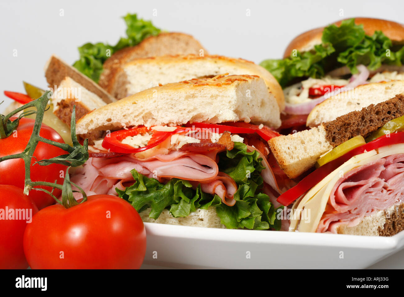 Eine Platte mit Foccacia Brotsandwiches mit Gemüse auf einem Esstisch von oben, ganz nah niemand in den USA horizontale Hi-res Stockfoto