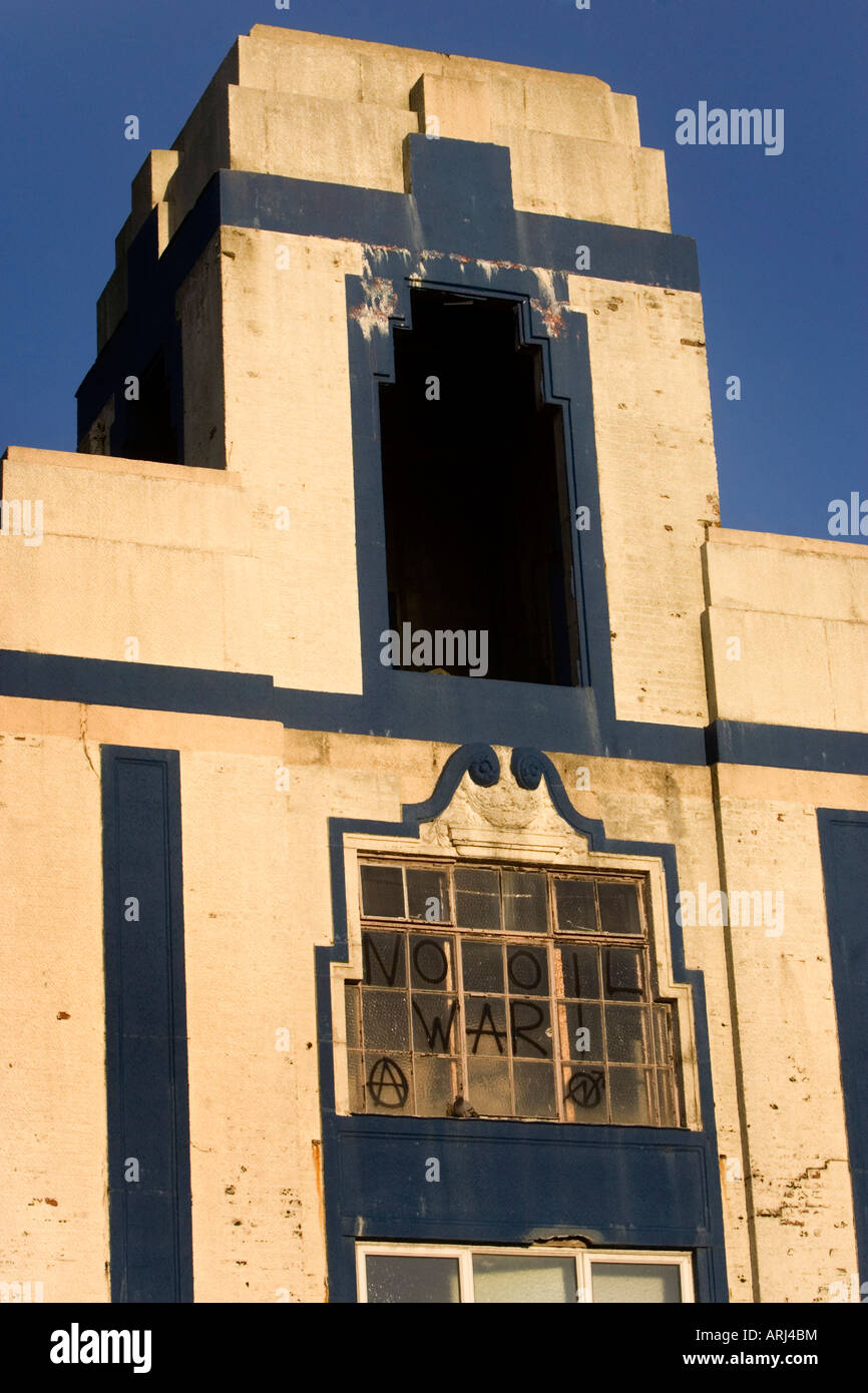 Krieg Protest Graffiti und Symbole abgebildet auf einem verlassenen Gebäude in Portland Road, Hove, East Sussex, UK. Stockfoto