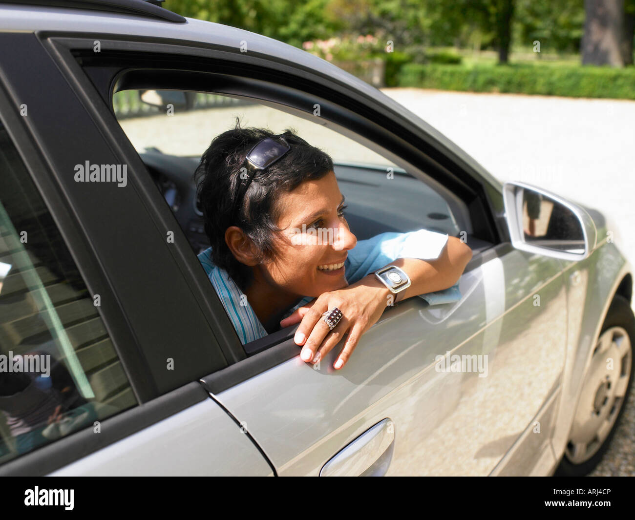 Frau in einem Auto-Farbtönen Stockfoto