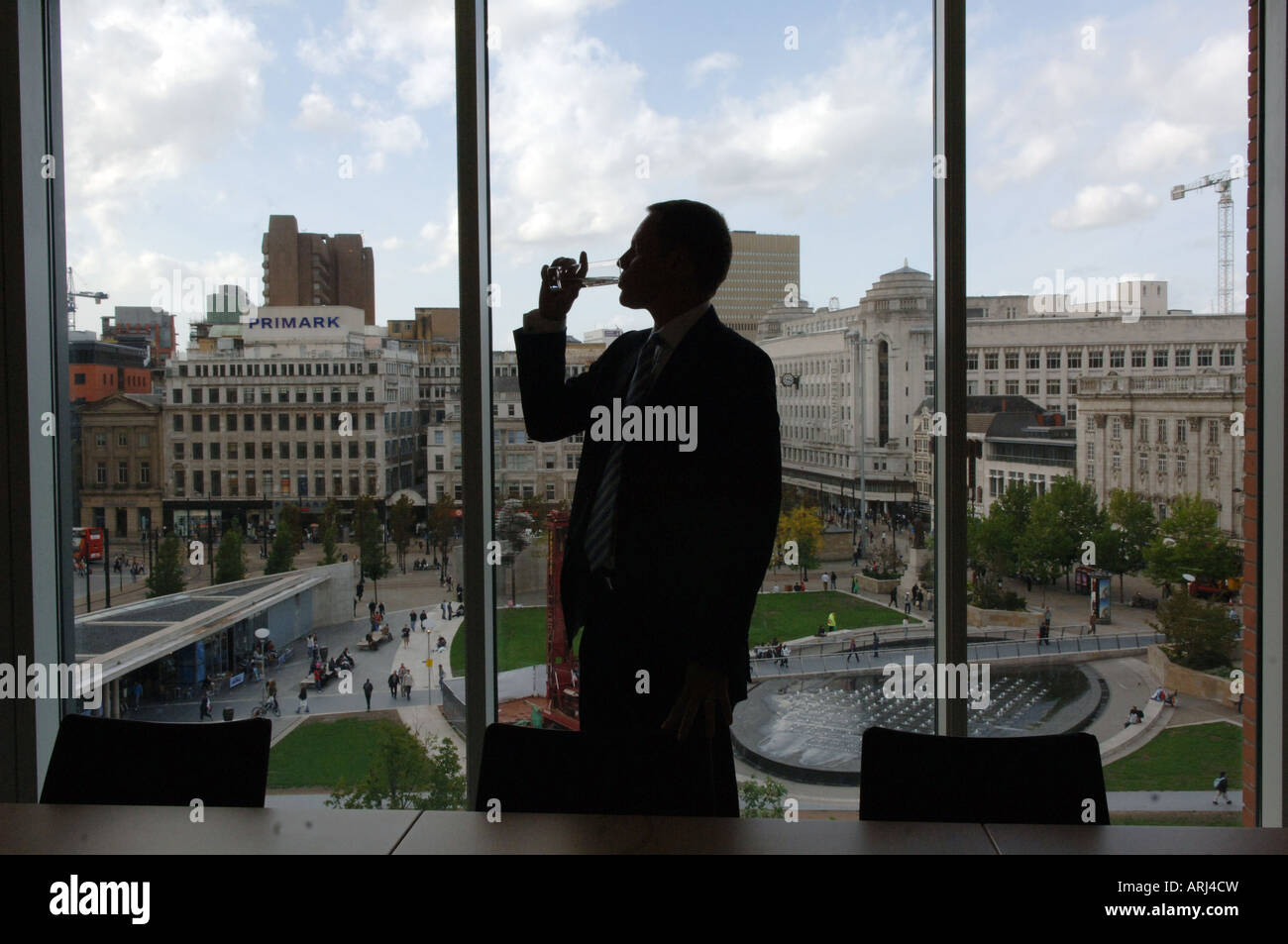 Bild von Howard Barlow Manchester Geschäftsmann Piccadilly Gardens Stockfoto