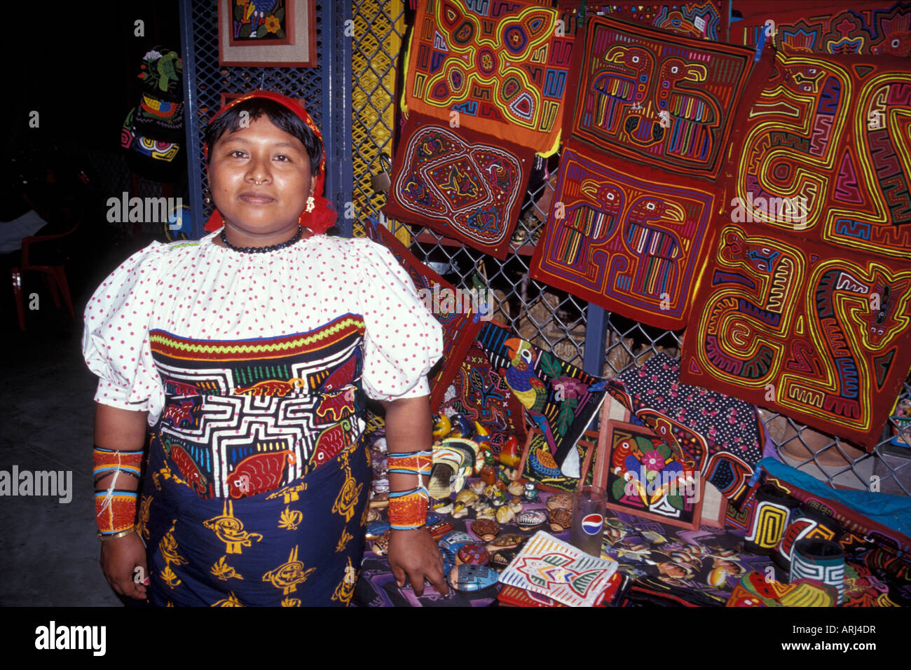 Junge Kuna Indianerin von den San Blas Inseln verkaufen ihre Molas und andere Handwerke in einem Markt, Panama-Stadt Stockfoto