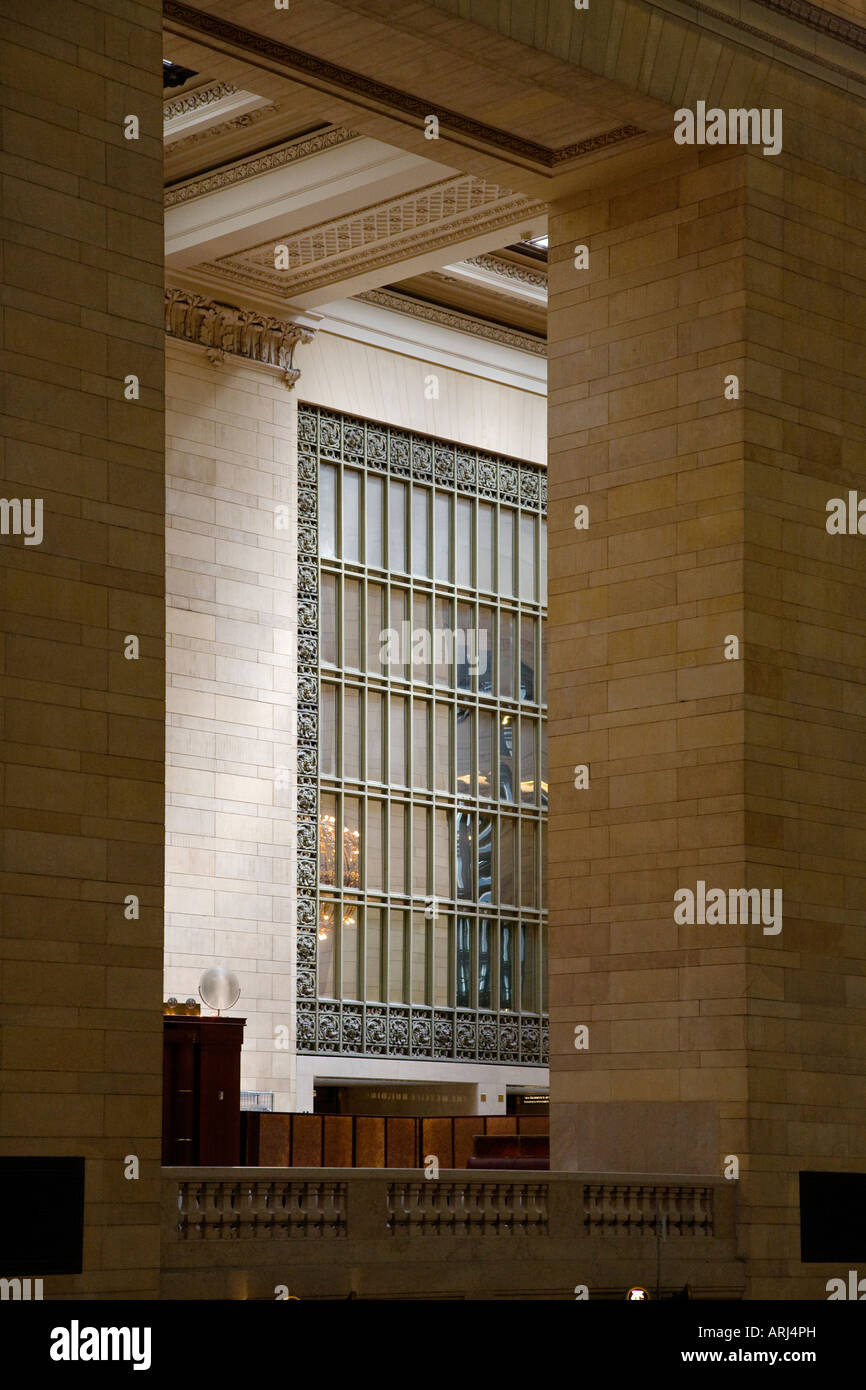 Stein-Säulen und Balkon im GRAND CENTRAL STATION in NEW YORK CITY Stockfoto