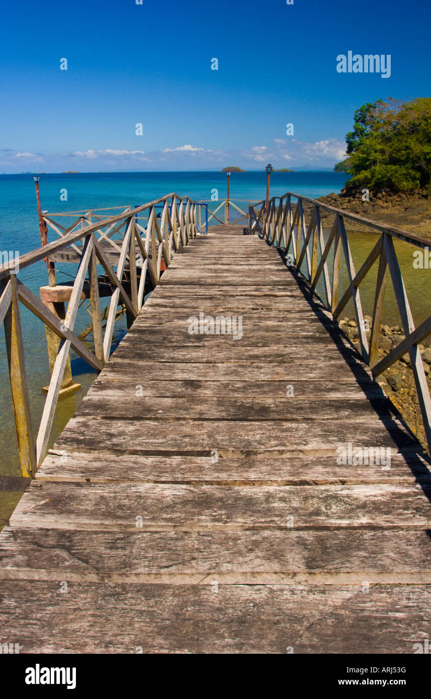 Hölzerne Pier auf der ehemaligen Gefängnisinsel auf der UNESCO-Welterbe im Isla Coiba Panama Stockfoto