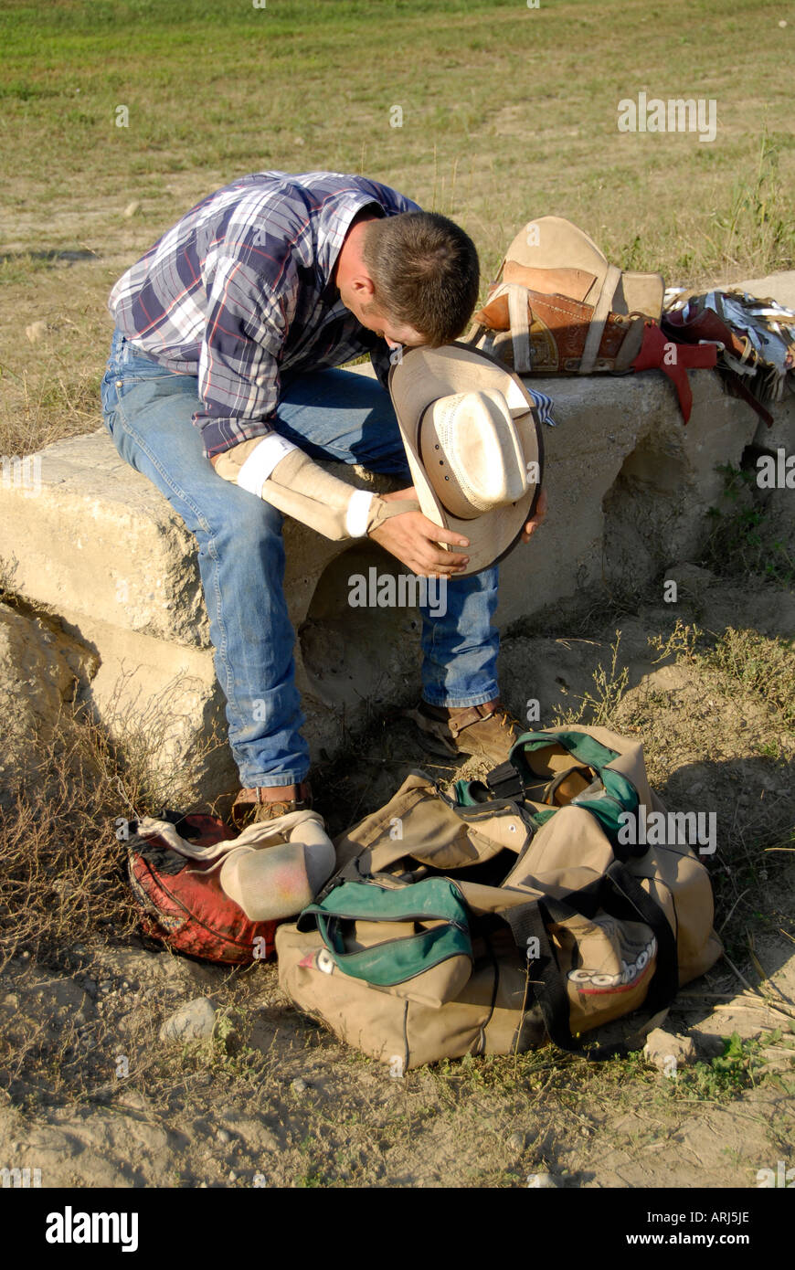 Cowboys vorbereiten emotional einer Rodeo-Veranstaltung Stockfoto
