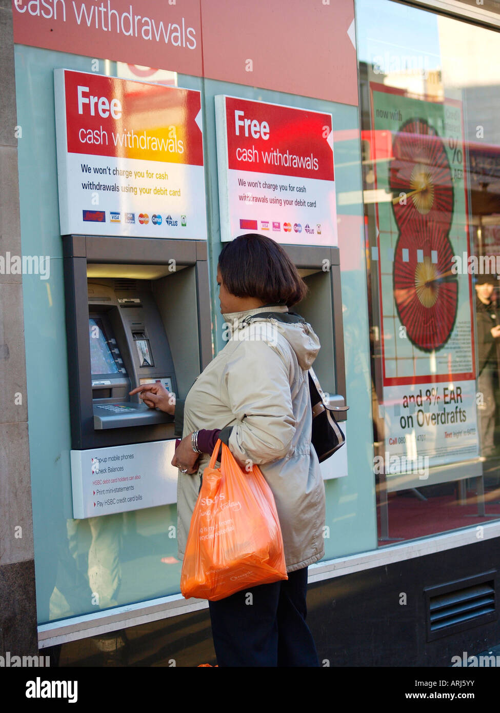 Stadt-Mitarbeiter am Geldautomat West End London England UK Stockfoto