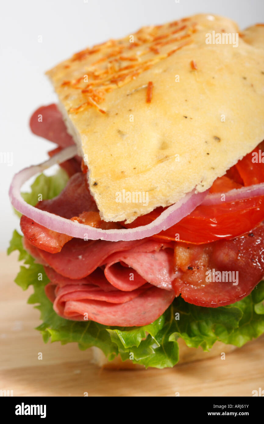 Focaccia-Brot-Sandwich, serviert mit gebratenem Speck, Holzbrett von oben oben, vertikales Format in den USA Hi-res Stockfoto