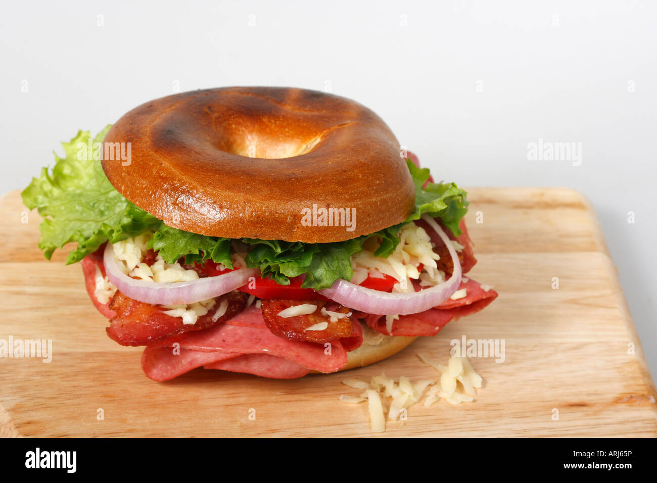Bagel-Sandwich mit Schinken und Gemüsegarnitur auf Esstisch von oben oben isolierter Ausschnitt Ausschnitt aus weißem Hintergrund in den USA US Hi-res Stockfoto