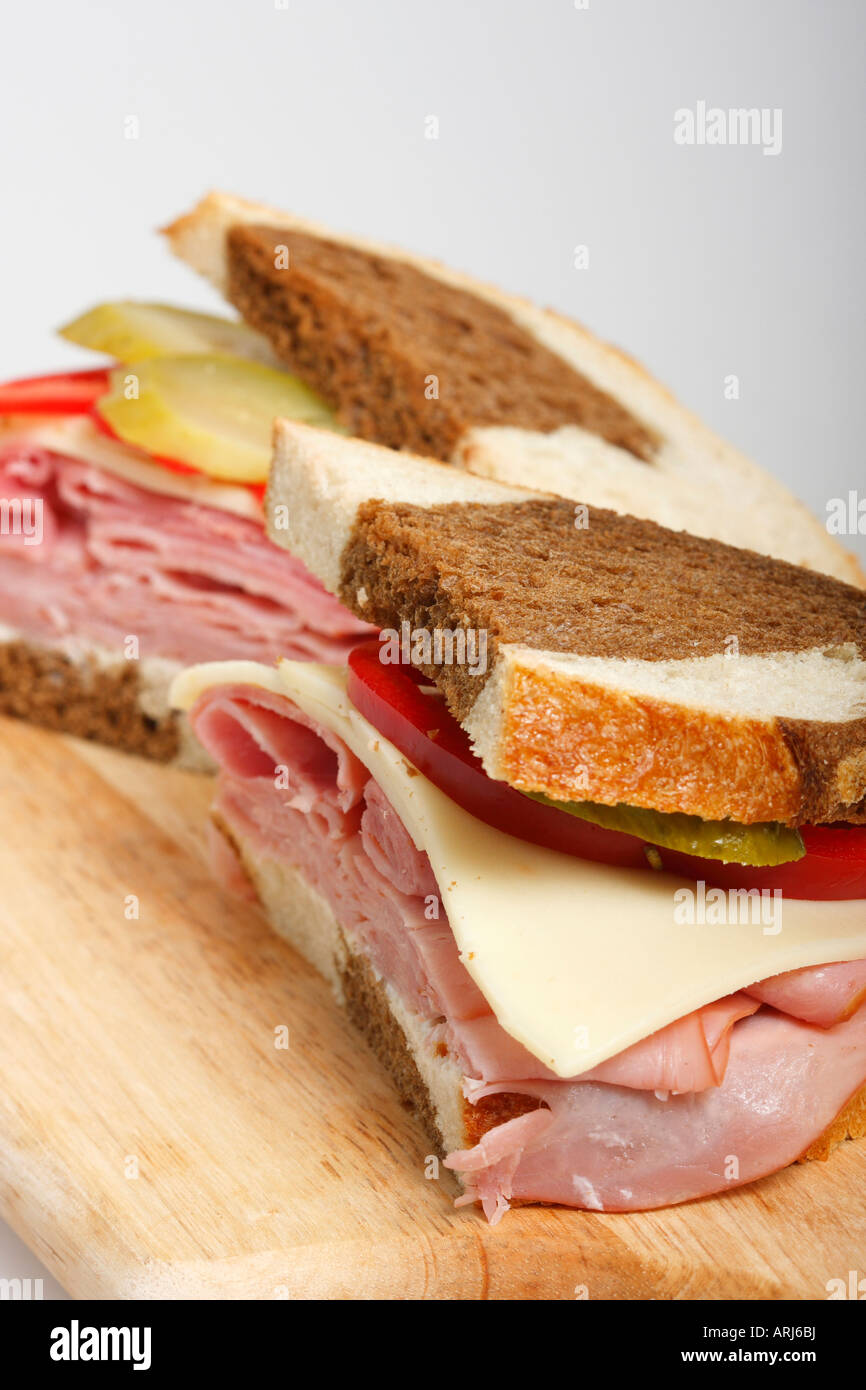 Querschnitt von Sandwiches Brot mit Schinken und Käse auf dem Esstisch oben von oben niemand nähert sich vertikal in den USA Hi-res Stockfoto