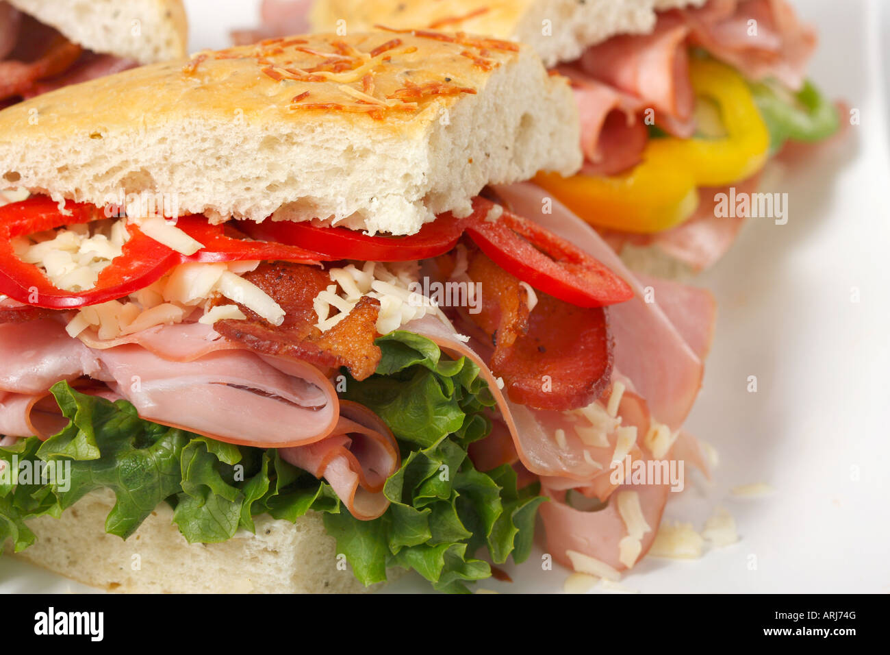 Eine Platte mit Foccacia Brotsandwiches mit Gemüse auf einem Esstisch von oben, ganz nah niemand in den USA horizontale Hi-res Stockfoto
