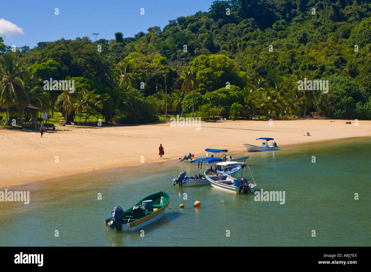 Touristischen Boote vertäut am Strand an der Ranger Station Isla Coiba Panama Stockfoto