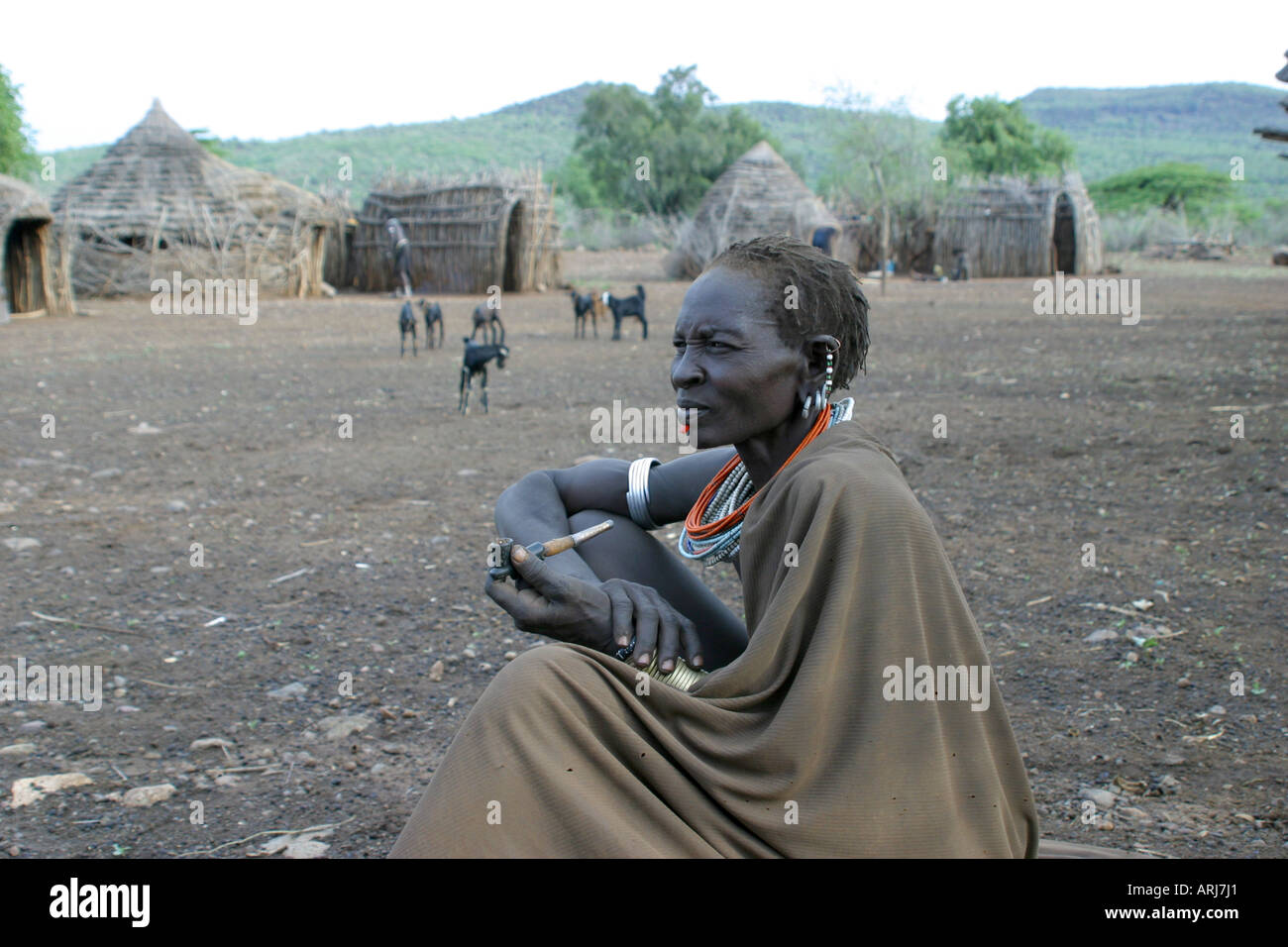 Toposa Frau Pfeifenrauchen, Sudan Stockfoto