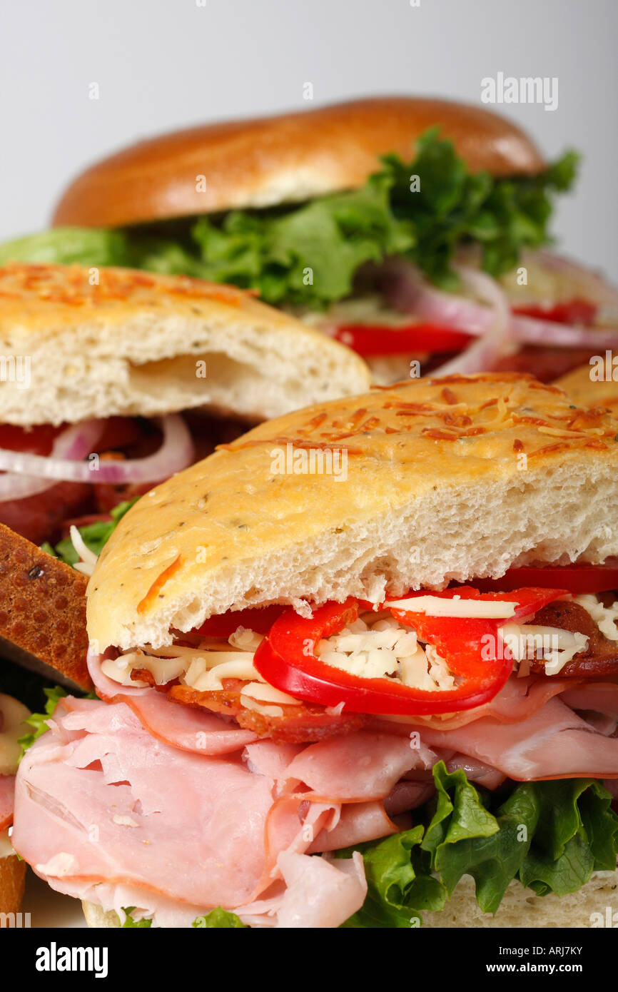 Eine Platte mit Foccacia Brotsandwiches mit Gemüse auf einem Esstisch von oben, ganz nah niemand in den USA vertikale Hi-res Stockfoto