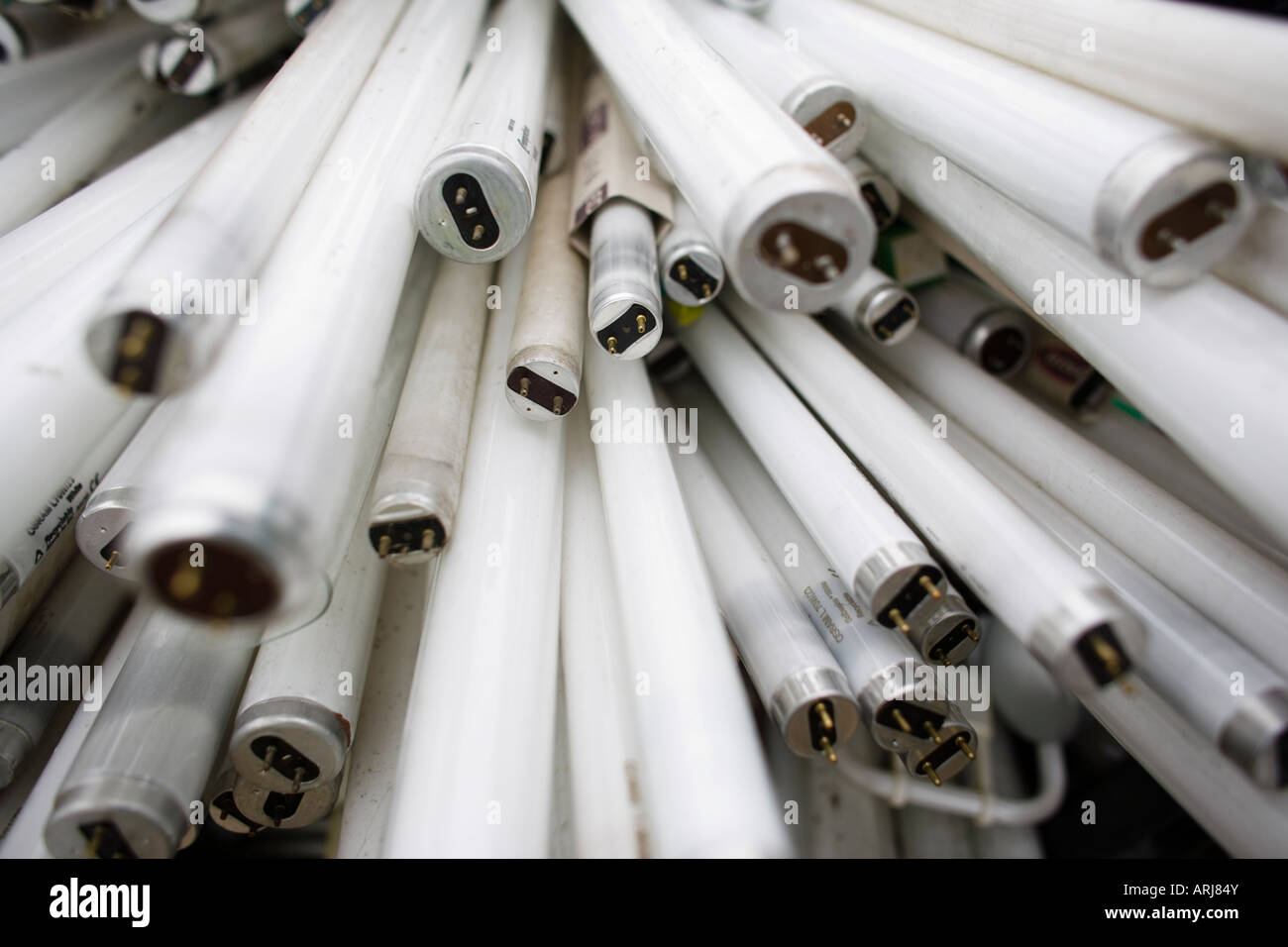 Leuchtstoffröhren an einem Recyclingzentrum, UK Stockfoto