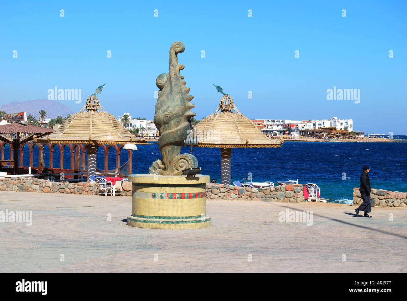 Küstenweg mit Geschäften und Restaurants, Dahab, Sinai-Halbinsel, Ägypten Stockfoto
