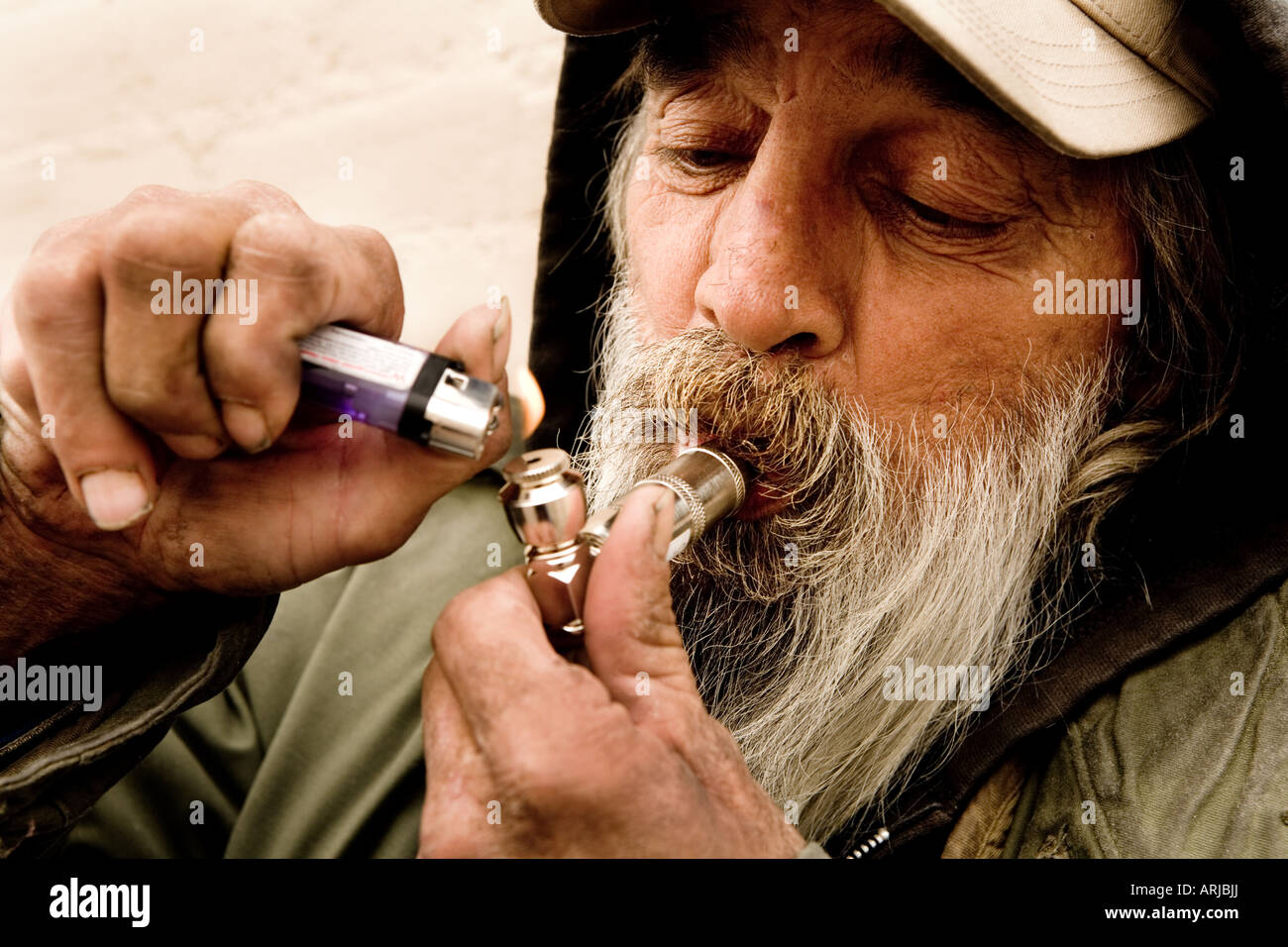 Mann Rauchen von Marihuana mit einem Rohr Stockfoto