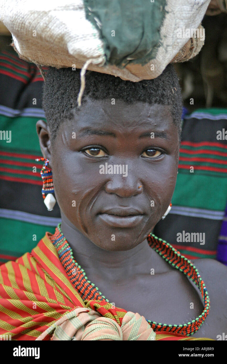 Toposa Frau mit Last auf dem Kopf, Porträt, Sudan Stockfoto