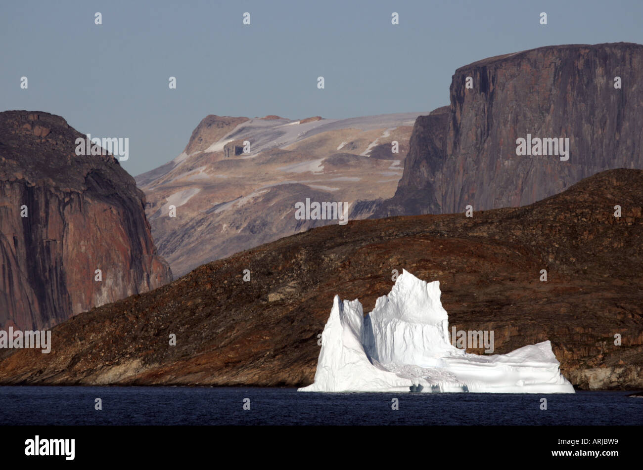 Eisberg vor Felsküste, Grönland Upernavik Stockfoto