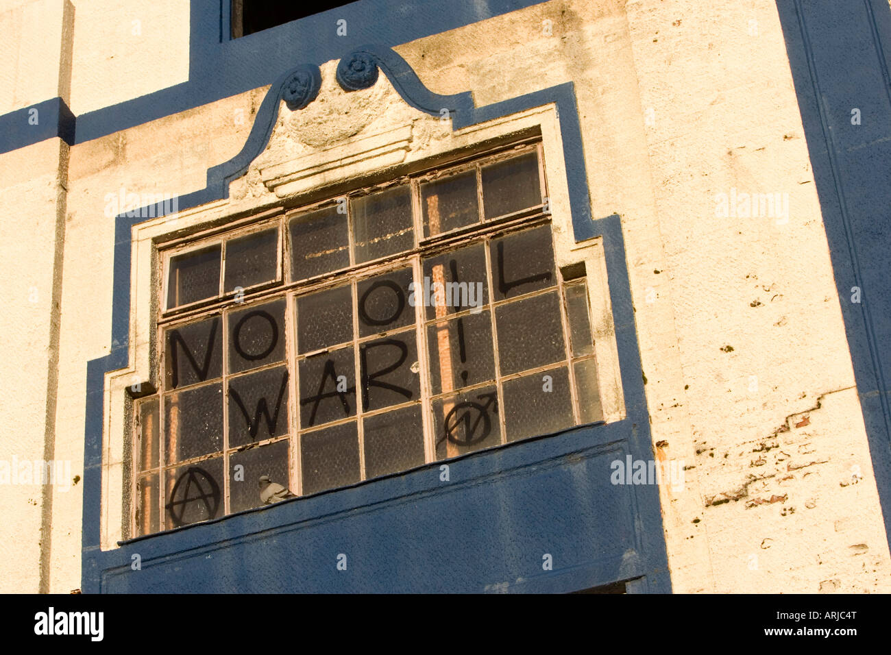 Krieg Protest Graffiti und Symbole abgebildet auf einem verlassenen Gebäude in Portland Road, Hove, East Sussex, UK. Stockfoto