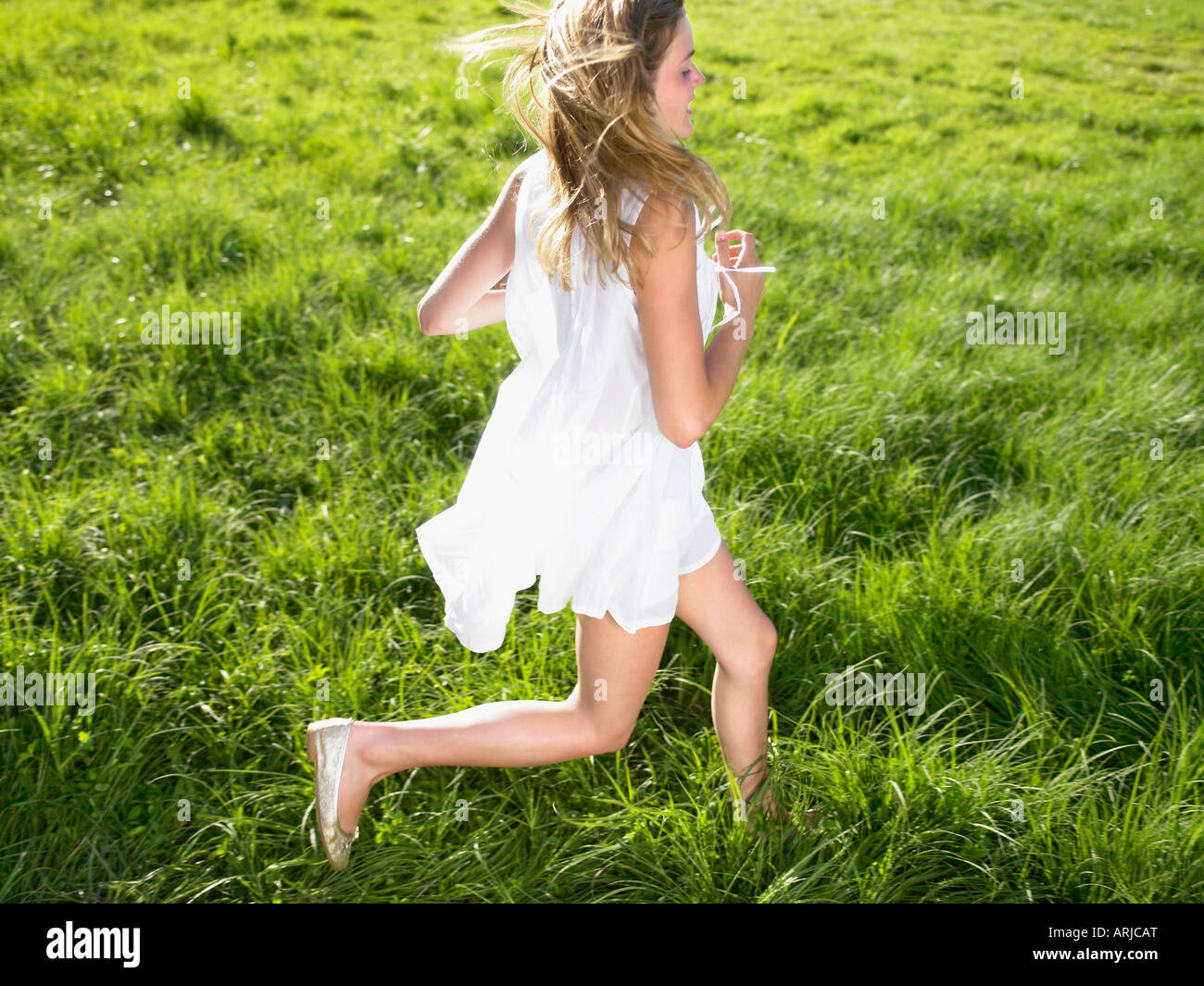 Junge Frau in einem Feld Stockfoto