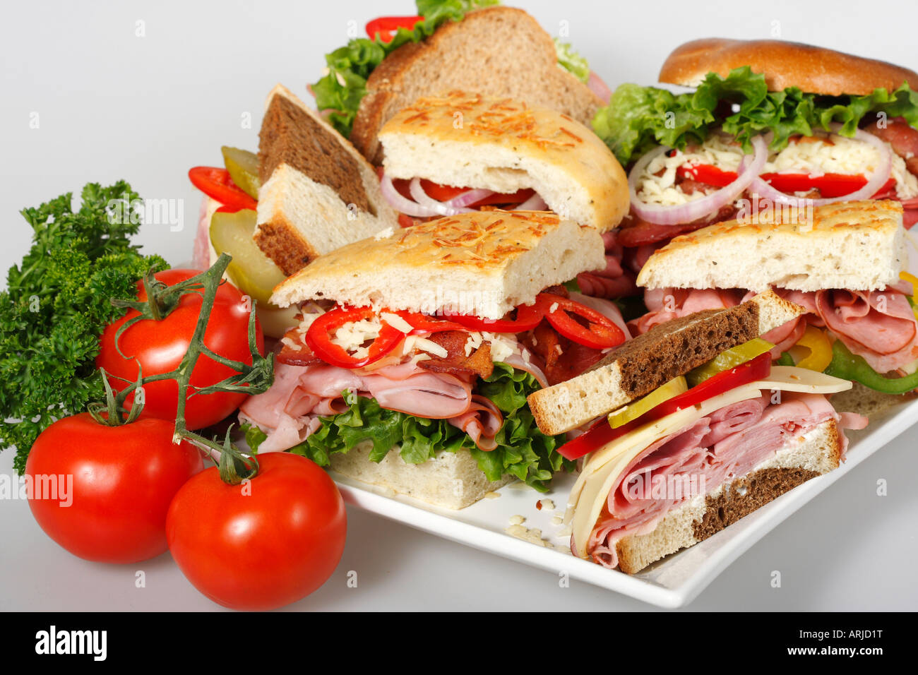Eine Platte mit Foccacia Brotsandwiches mit Gemüse auf einem Esstisch von oben, ganz nah niemand in den USA horizontale Hi-res Stockfoto
