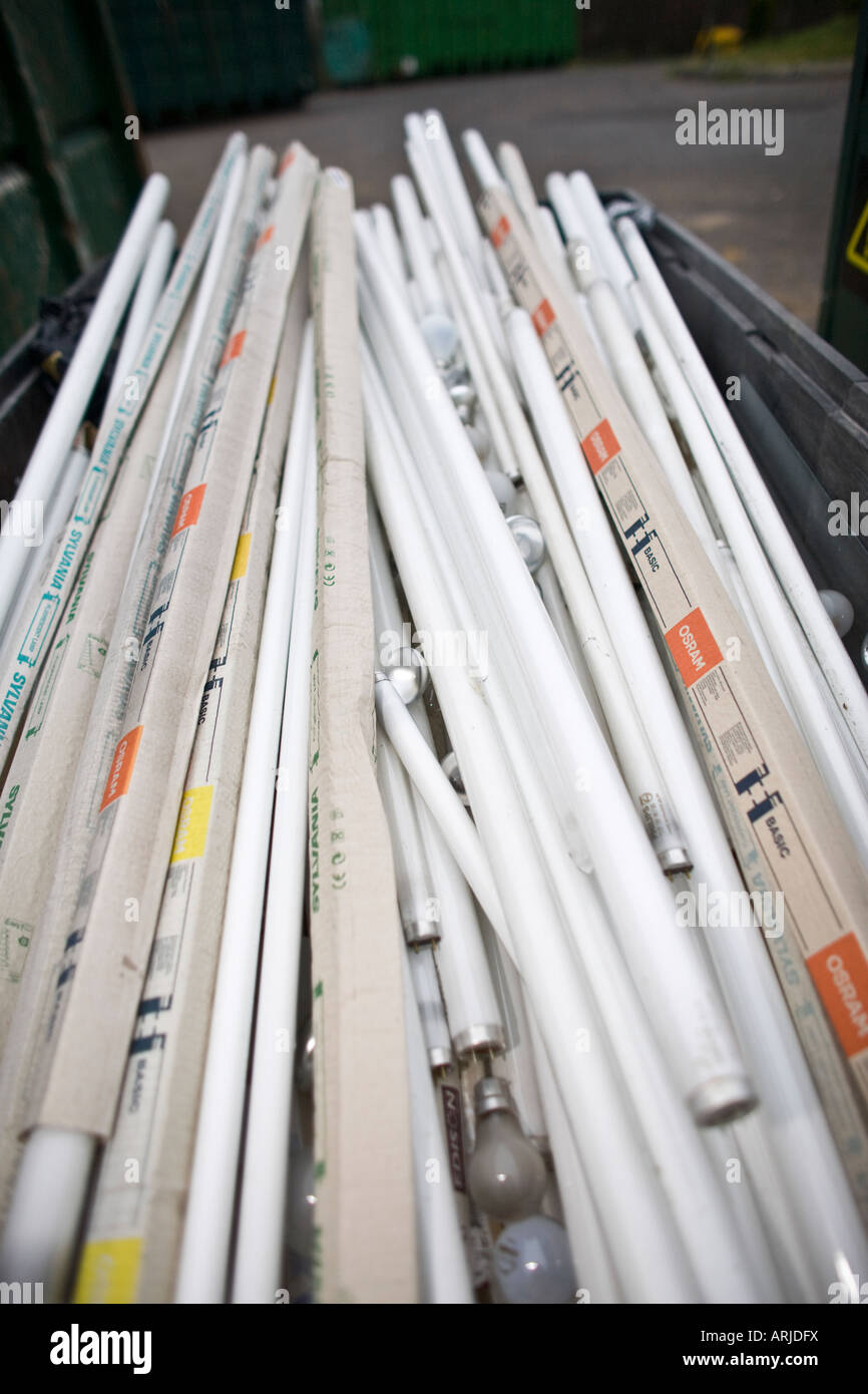 Leuchtstoffröhren an einem Recyclingzentrum, UK Stockfoto