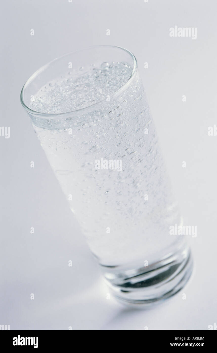 Ein Glas Mineralwasser Stockfoto