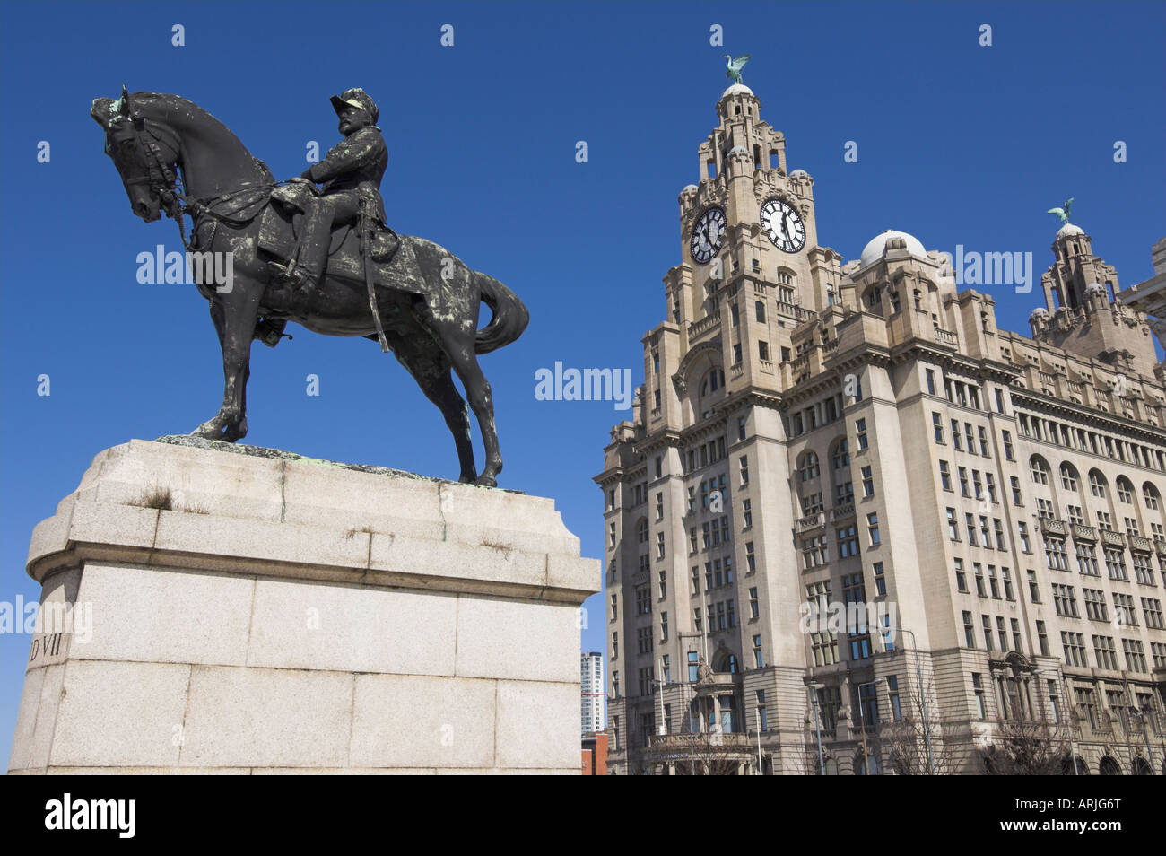 Statue von Edward VII und Liver Buildings, Albert Dock, Liverpool, Merseyside, England, UK Stockfoto