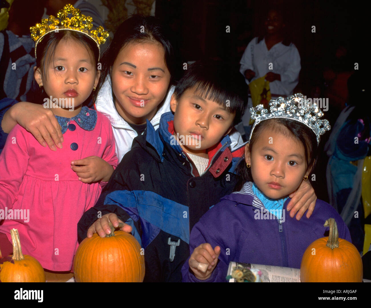 Asiatisch-amerikanische Familie in Kostümen bei Jugend-Express-Halloween-Party im Alter von 30, 3 und 4. St Paul Minnesota MN USA Stockfoto