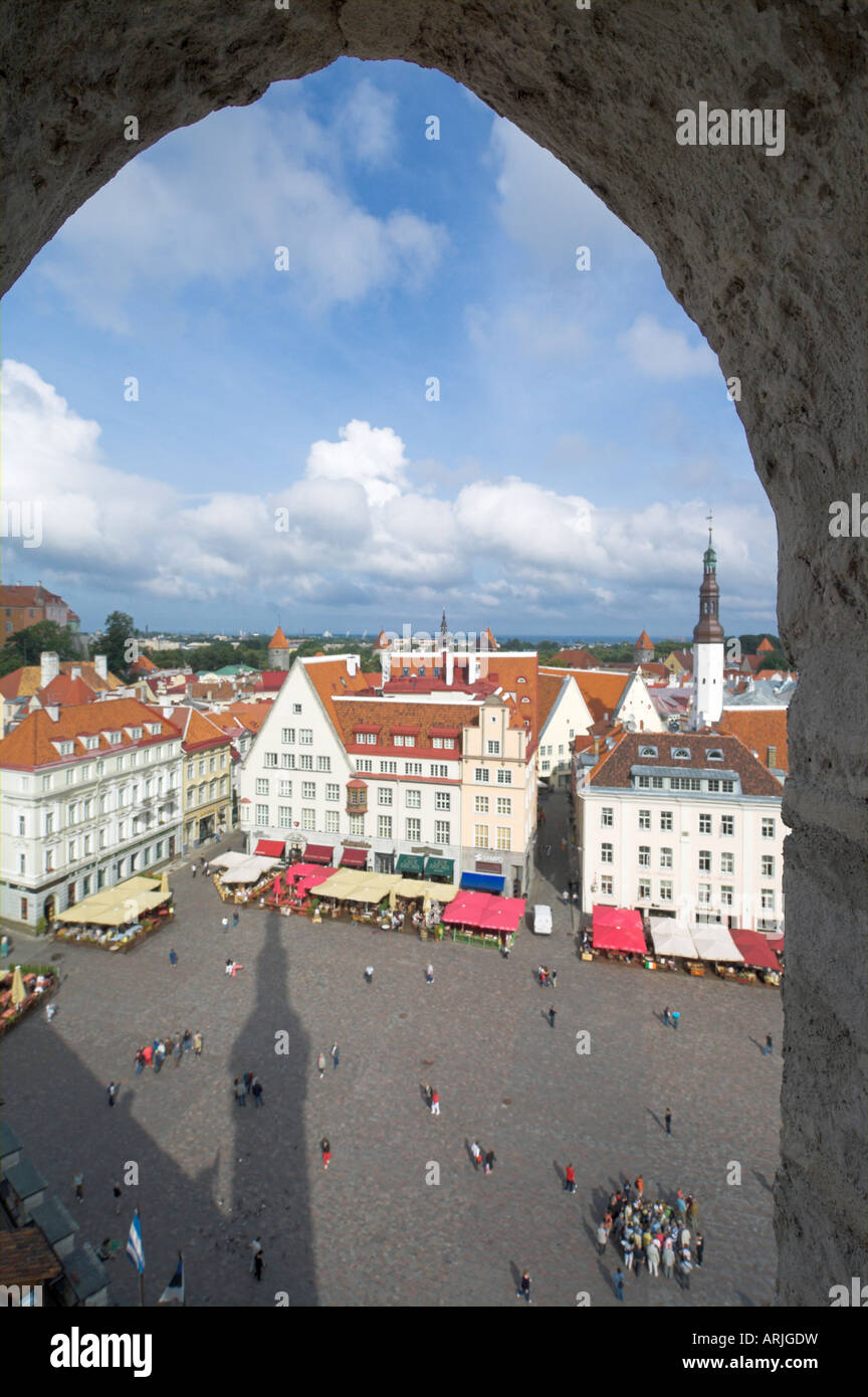 Touristen in der Altstädter Ring mit Café Vordächer, Tallinn, Estland, Baltikum, Europa Stockfoto