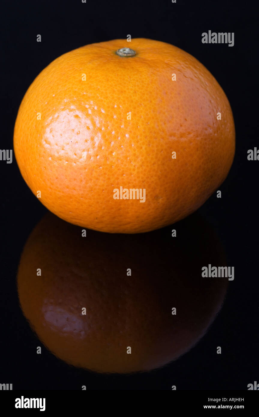 Ein frisches Bio Orange auf einem schwarzen reflektierenden Hintergrund Stockfoto