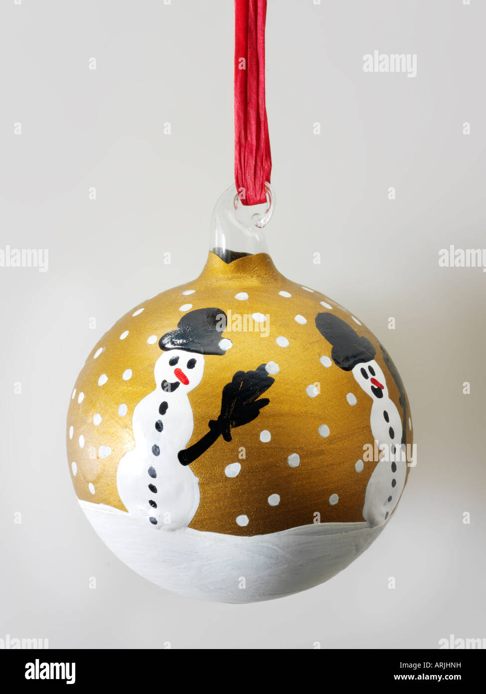 Handwerklich handgemachte Weihnachten Schneemann Kugel Baum Dekoration mit einem Schneemann-Design, ausgeschnitten Stockfoto