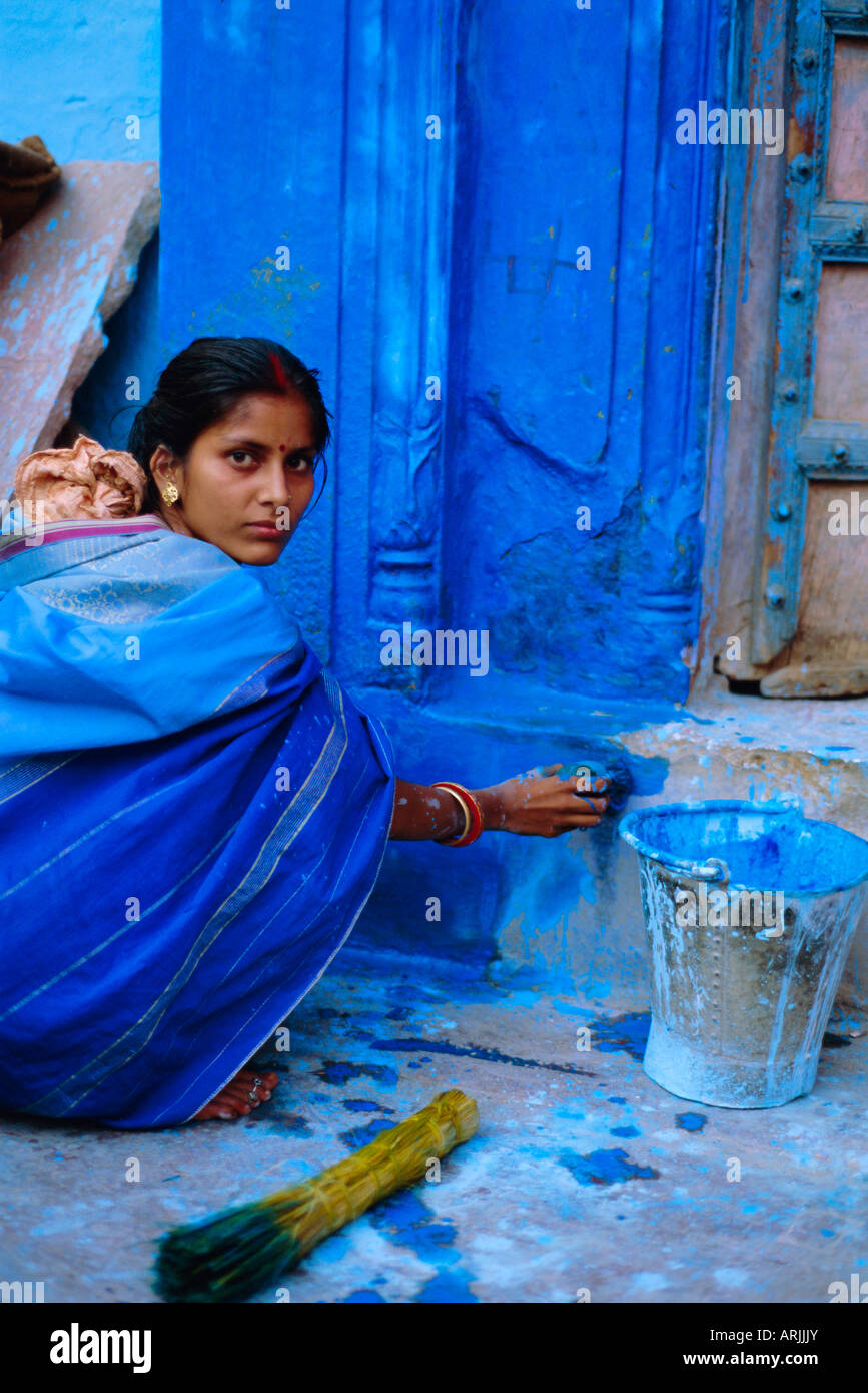 Frau malt ihr Haus, Jodhpur, Rajasthan, Indien Stockfoto