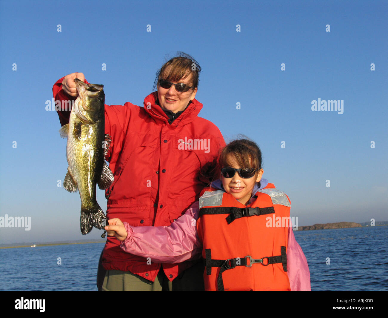 Eine Mutter und ihre Tochter halten einen großen Mund Bass, Lake Tohopekaliga, Kissimmee, Florida, USA Stockfoto