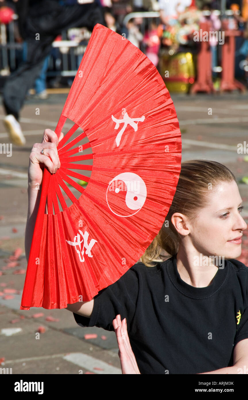 Engländerin halten chinesische Fan während einer Marschall-Kunst-Demonstration am chinesischen Neujahrsfest in Southampton England Stockfoto